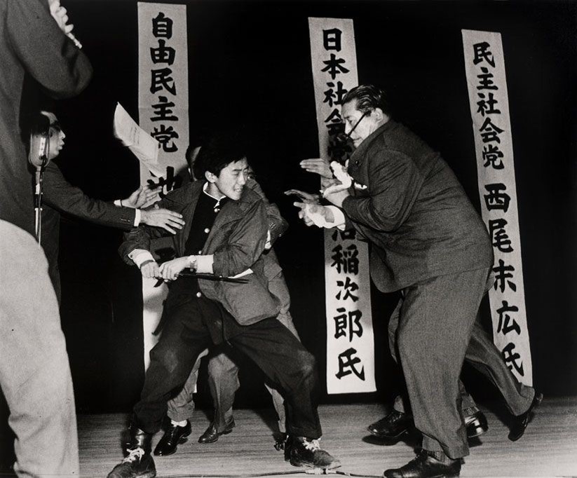 El estudiante japonés de 17 años Otoya Yamaguchi en el momento de asesinar al líder socialista Inejiro Asanuma con una espada ritual, en 1960