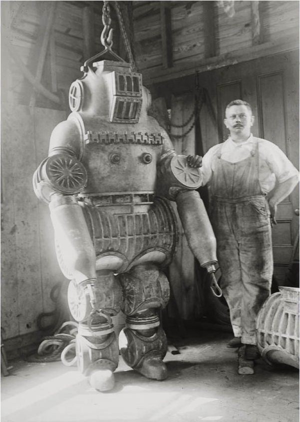 Fato de mergulhador e o seu inventor, Chester MacDuffin, en 1911